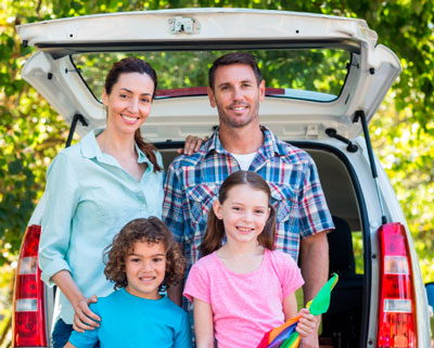 Familia-viaje-en-carro