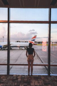 cómo comprar un seguro de viaje internacional - mujer en aeropuerto